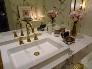 lavabo dans une salle de bain